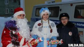 Салдинские полицейские с Дедом Морозом поздравили с Новым годом состоящие на учёте семьи