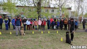 Салдинские полицейские поздравили ребятишек с Днем защиты детей