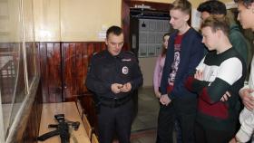 Салдинские стражи правопорядка познакомили студентов техникума со  службой в полиции, после чего встретились в товарищеском матче по футболу