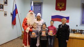 «Полицейский Дед Мороз» поздравил салдинских ребятишек с Новым годом