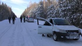Салдинские полицейские помогли жителям Ирбита, которые в тридцатиградусный мороз опрокинулись на машине в кювет