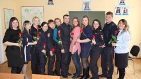 В рамках акции «8 марта – в каждый дом» салдинские полицейские поздравили жительниц Верхней и Нижней Салды с Международным женским днем