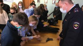 Салдинские полицейские познакомили семиклассников со своей работой