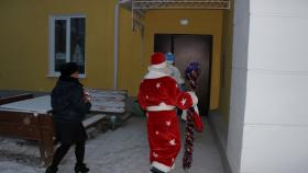 Совмещая приятное с полезным: Полицейский Дед Мороз посетил сложные семьи, состоящие на учёте