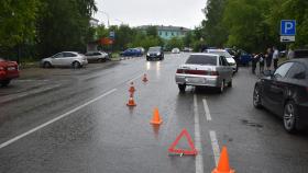 В Свердловской области сотрудники ГИБДД устанавливают обстоятельства ДТП, в результате которого пострадал несовершеннолетний пешеход