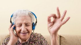 Музыка успокаивает людей с деменцией и их опекунов