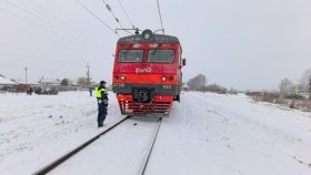 Автоинспекторы выясняют обстоятельства столкновения автомобиля «Черри» с электропоездом в Пригородном районе Нижнего Тагила