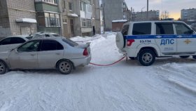 В Свердловской области сотрудники Госавтоинспекции помогли автоледи вызволить автомобиль из снежного плена