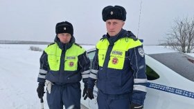 Экипаж ДПС оказал известному свердловскому триатлонисту Сергею Дементьеву помощь на трассе