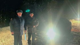 Свердловский экипаж ДПС в сильный мороз помог дедушке с внуком, чьё авто застряло в снежном плену