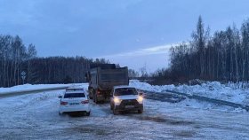 В Богдановичском районе водитель грузовика не проконтролировал положение кузова и повредил дорожное сооружение