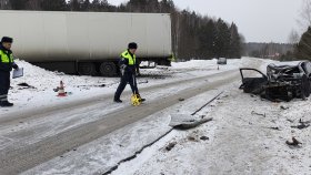 Автоинспекторы устанавливают обстоятельства смертельного ДТП, произошедшего сегодня в Артемовском районе