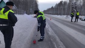 Автоинспекторы устанавливают обстоятельства смертельного ДТП на 9-м километре автодороги «Окунево-Рефтинский»