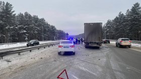 Сотрудники Госавтоинспекции устанавливают обстоятельства массового ДТП на автодороге Пермь-Екатеринбург