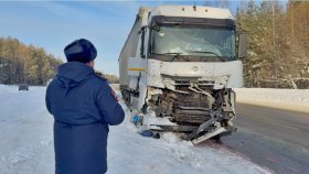Несоблюдение водителями безопасной скорости, дистанции и правил маневрирования в зимних условиях привело к тройному ДТП на автодороге «Екатеринбург – Серов»
