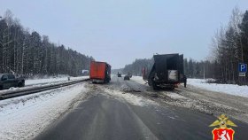 Сотрудники Госавтоинспекции Первоуральска устанавливают обстоятельства столкновения двух грузовых автомобилей на автодороге Пермь-Екатеринбург