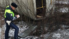 Сотрудники Госавтоинспекции работают на месте ДТП с участием пассажирского автобуса под Первоуральском