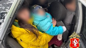 Автоинспекторы Свердловской области пресекли перевозку семерых детей пьяным водителем