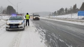 Госавтоинспекция Свердловской области призывает водителей к максимальной осторожности в связи с обильным выпадением снежных осадков