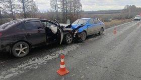 Сотрудники Госавтоинспекции города Туринск устанавливают обстоятельства дорожно-транспортного происшествия с тремя пострадавшими