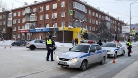 Сотрудники Госавтоинспекции устанавливают обстоятельства ДТП с пострадавшим несовершеннолетним пассажиром в Нижнем Тагиле