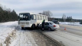 Сотрудники Госавтоинспекции устанавливают обстоятельства ДТП с участием частного автобуса