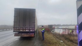 В массовом столкновении грузовиков под Первоуральском разбираются свердловские автоинспекторы