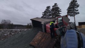 Автоинспекторы работают на месте смертельного ДТП с участием «Газели» и самосвала