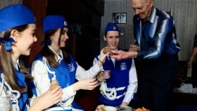 Сотрудники Госавтоинспекции и юные инспекторы движения поздравили с 89-летием ветерана службы из Качканара