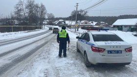 В Свердловской области продолжаются снегопады, осложняющие дорожную обстановку. Госавтоинспекция обращается к водителям с требованием строгого соблюдения мер безопасности