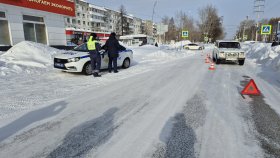 Сотрудники Госавтоинспекции Кушвы устанавливают обстоятельства ДТП на пешеходном переходе